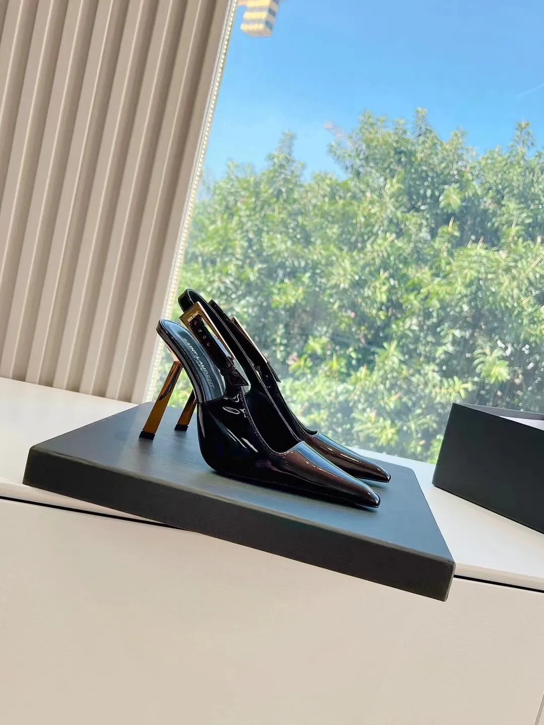 👟👟Ex-factory price 520💯💯Saint Laurent / Saint Laurent Lee metal steel heels. Original open-lasted custom-made 👠 YSL sister’s beautiful high-heeled shoes. They are also the small square toes of the same style as Saint Laurent Rose. The high-heeled shoes are very good at modifying the shape of the feet. The luxurious metal heels. In recent years, SL👟👟factory price has become more and more understanding of women in high-heeled shoes. Yang Shulin’s design impression YSL beautiful high-heeled shoes. Upper: top open edge beads//cow patent leather, sole: genuine leather outsole, heel height: 10cm, size: 35-40 (40) 41 custom code)